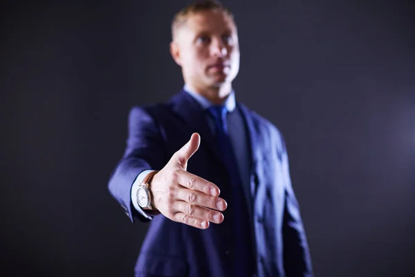 Porträt eines Geschäftsmannes, der mit einem Mikrofon steht und in die Zukunft blickt, spricht auf der Konferenz — Stockfoto