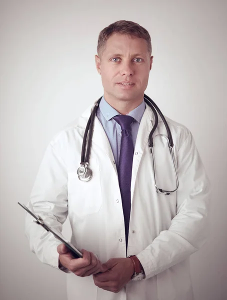 Мужчина врач стоя с папкой, изолированные на белом фоне — стоковое фото