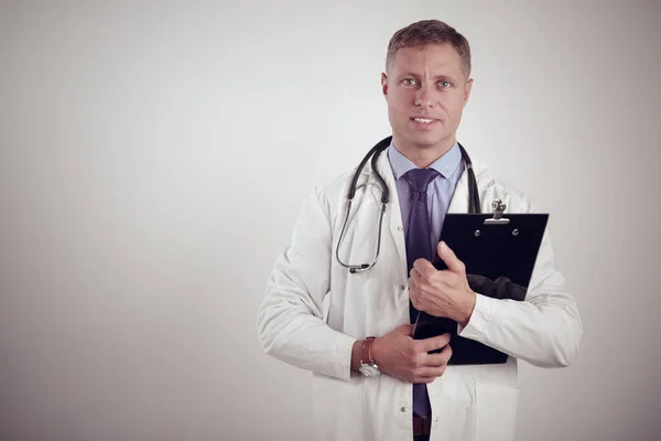 Mężczyzna lekarz stojący z folderu, izolowane na białym tle — Zdjęcie stockowe