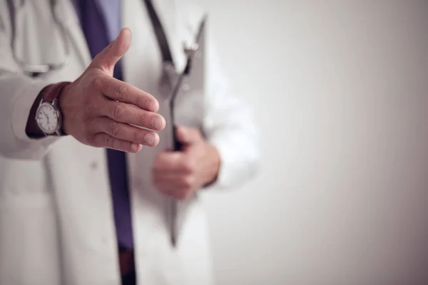 Φιλικός αρσενικός γιατρός με ανοιχτό χέρι έτοιμος για αγκαλιές — Φωτογραφία Αρχείου