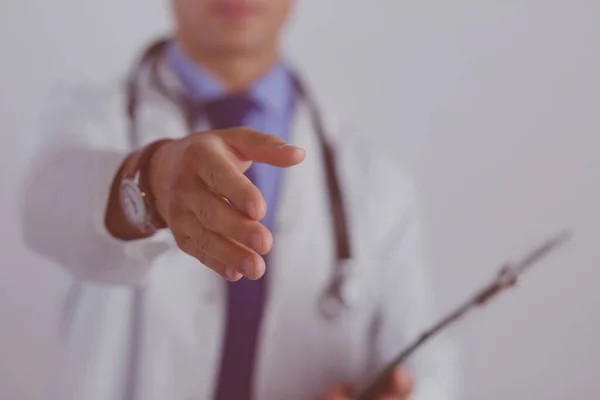 Médico masculino amigável com a mão aberta pronta para abraçar — Fotografia de Stock