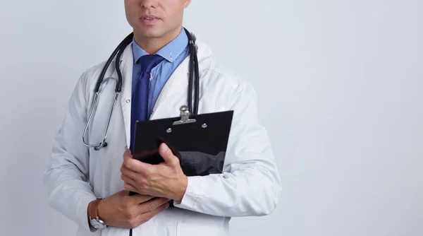 男医生站在那里，有文件夹，与白色背景隔离 — 图库照片