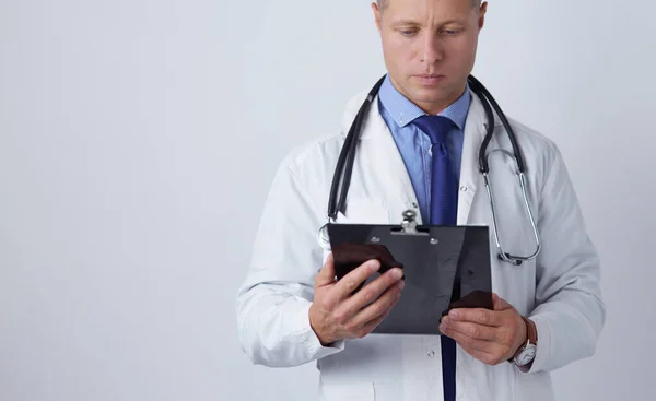 Médico masculino em pé com pasta, isolado em fundo branco — Fotografia de Stock