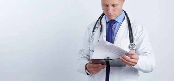 Médico masculino em pé com pasta, isolado em fundo branco — Fotografia de Stock