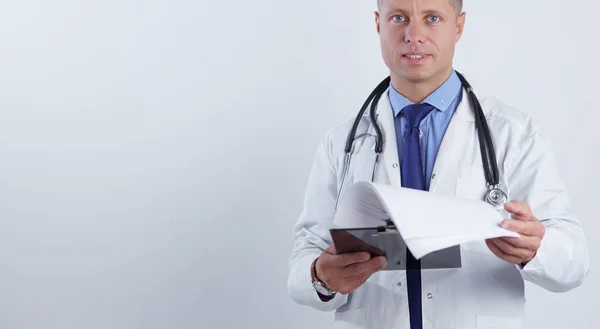 Médico masculino em pé com pasta, isolado em fundo branco — Fotografia de Stock