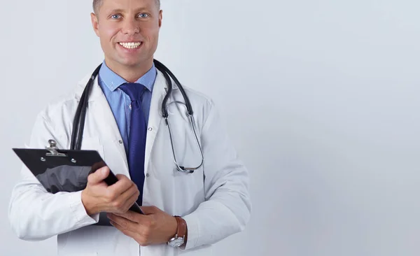폴더를 들고 서 있는 남자 의사, 흰 배경에 고립되어 있다 — 스톡 사진