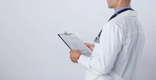 Άντρας γιατρός στέκεται με το φάκελο, απομονώνονται σε λευκό φόντο — Φωτογραφία Αρχείου
