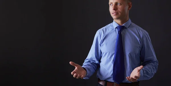 Retrato del exitoso hombre de negocios. Aislado sobre fondo oscuro — Foto de Stock