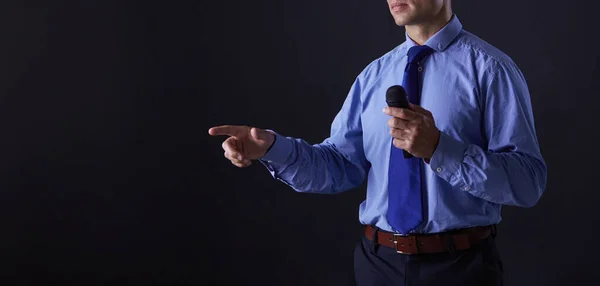 Hombre sosteniendo un micrófono mientras te señala con el dedo — Foto de Stock