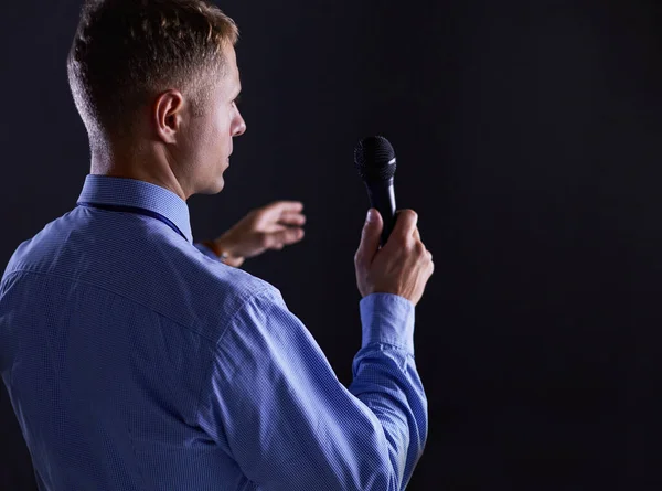 Geschäftsmann-Sprechkonzept, Gespräch mit Mikrofon im Konferenzsaal — Stockfoto