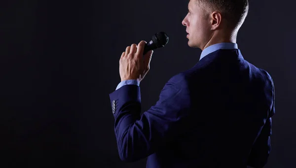 Stilig affärsman talar på konferensen i hotel — Stockfoto