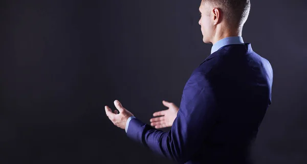 Retrato de un hombre de negocios de pie con un micrófono y mirando hacia el futuro, hablar en la conferencia — Foto de Stock