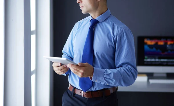 Glimlachende zakenman met touchpad op kantoor — Stockfoto