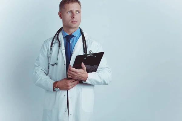 Чоловік Доктор стоїть з текою, ізольовано на білому тлі — стокове фото