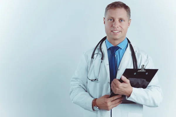 Чоловік Доктор стоїть з текою, ізольовано на білому тлі — стокове фото