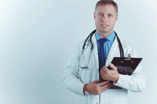 Médico masculino em pé com pasta, isolado em fundo branco — Fotografia de Stock