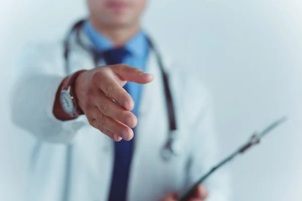 Дружелюбный врач с открытой рукой, готовый к объятиям — стоковое фото