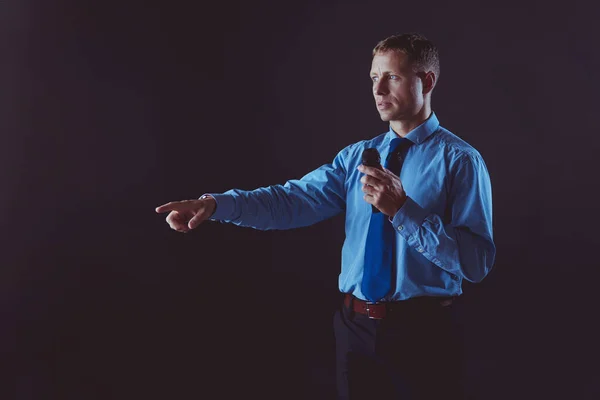 Een man met een microfoon terwijl hij met zijn vinger naar je wijst. — Stockfoto