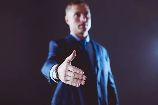 Porträt eines Geschäftsmannes, der mit einem Mikrofon steht und in die Zukunft blickt, spricht auf der Konferenz — Stockfoto