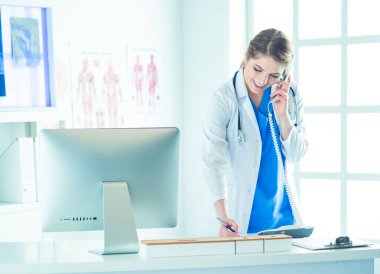 Ofisinde ciddi bir doktor var.