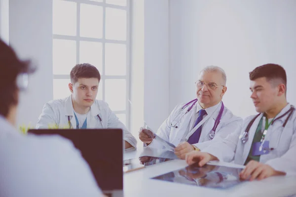 Equipo médico sentado y discutiendo en la mesa — Foto de Stock
