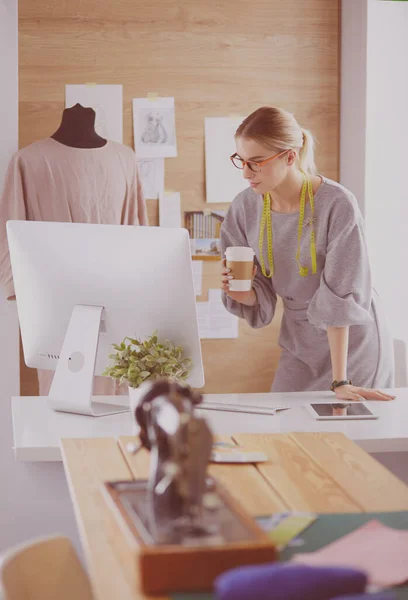 Fashion designer vrouw naaien met naaimachine — Stockfoto