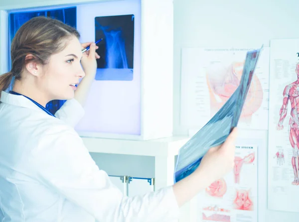 Giovane medico professionista che esamina i pazienti radiografia — Foto Stock