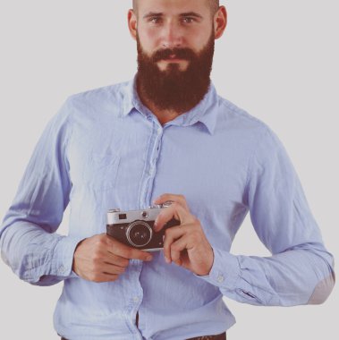 Beyaz arka planda izole edilmiş kameralı genç bir fotoğrafçının portresi.