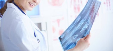 Klinikte çalışan genç bayan radyoloji uzmanı.