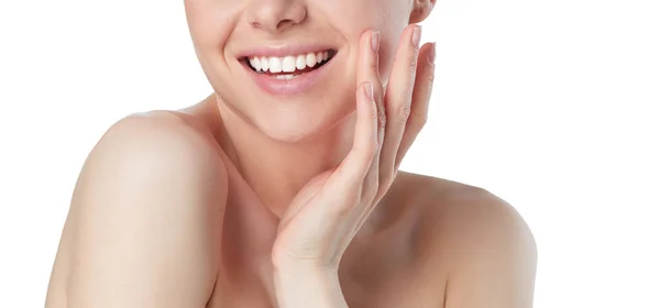 Retrato de mujer hermosa con maquillaje natural tocando su cara. — Foto de Stock