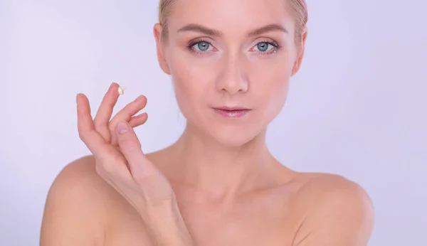 A menina bonita com uma pele fresca limpa toca com uma mão uma bochecha — Fotografia de Stock