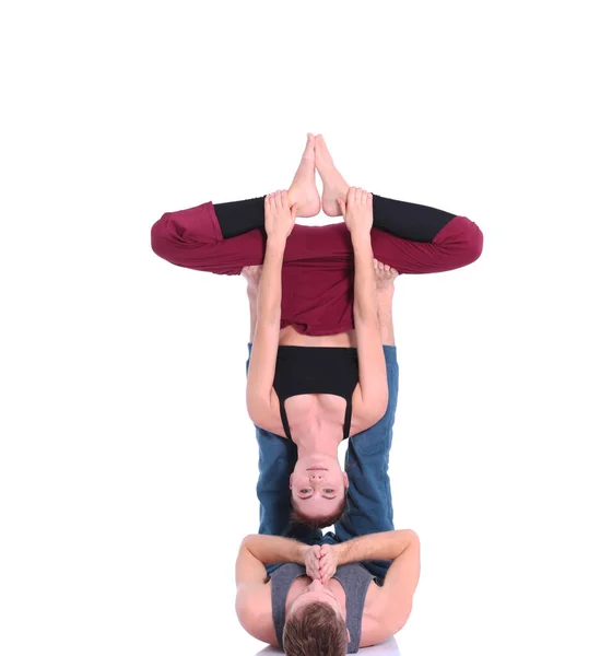 Mladý sportovní pár praktikující acroyoga. Vyvážení v páru. — Stock fotografie