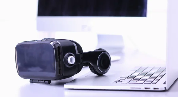 Virtual reality goggles on desk with laptop. business. 3d technology — Stock Photo, Image