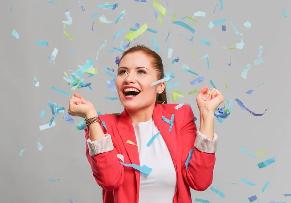 Portreit bella donna felice alla festa di festa con coriandoli. Compleanno o Capodanno celebrando il concetto . — Foto Stock