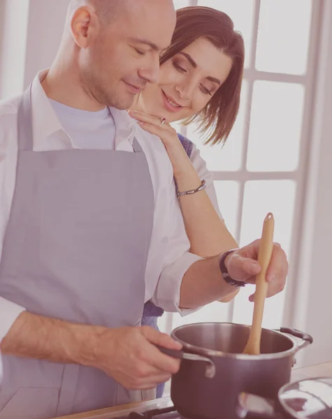 Coppia di cucina insieme in cucina a casa — Foto Stock