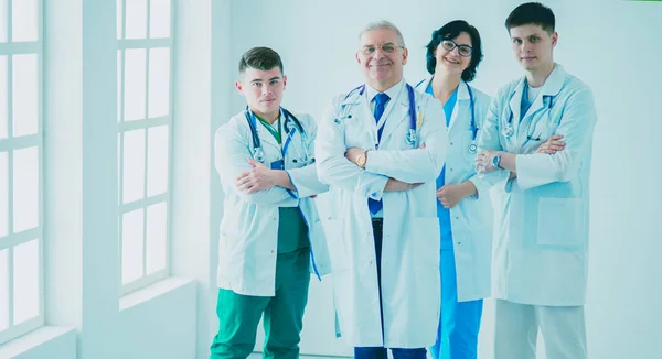성공적 인 의료 팀. 자신있는 의사 팀 이 함께 서서 웃고 있습니다 — 스톡 사진