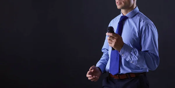 Geschäftsmann-Sprechkonzept, Gespräch mit Mikrofon im Konferenzsaal — Stockfoto