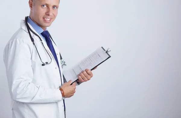 Médecin homme debout avec dossier, isolé sur fond blanc — Photo