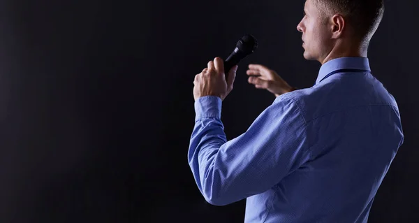 Concepto de habla de hombre de negocios, hablando con micrófono en la sala de conferencias —  Fotos de Stock