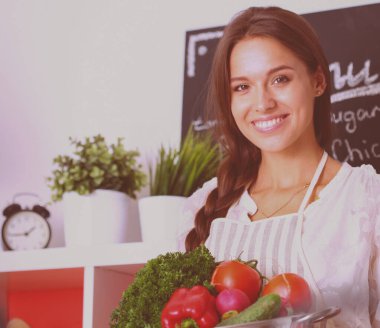 Mutfakta masada oturan genç bir kadın. Genç kadın.