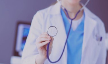 Doktorların ellerinin steteskopu klinikte tutarken yakın plan çekimleri..