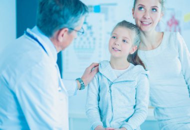Annesiyle birlikte küçük bir kız danışmanlık için doktora gitmiş.