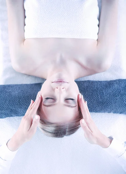 Jeune femme allongée sur une table de massage, relaxante les yeux fermés. Femme. Salon de spa — Photo