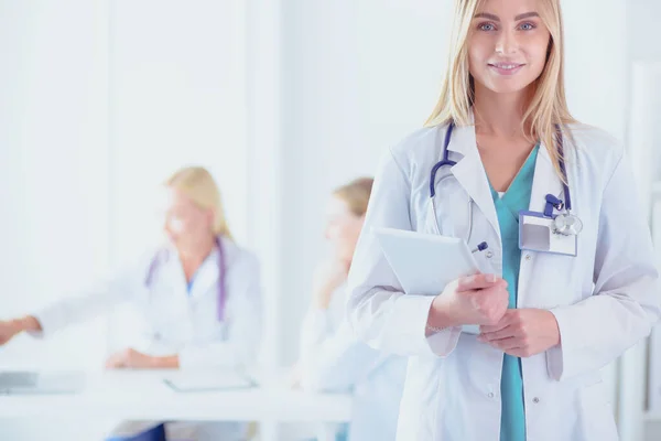 Ritratto di una giovane dottoressa, con le protezioni in mano, in uno studio medico — Foto Stock