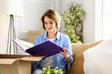 Dosyası olan bir kadın her şey yerli yerinde mi diye kontrol eder.