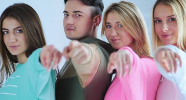 Bir grup gencin el ele tutuşması, birlik ve dayanışma