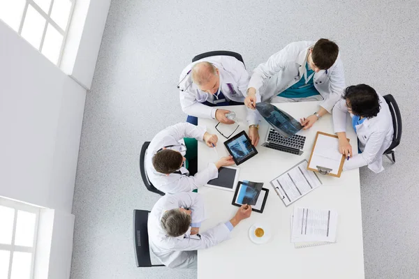 Equipe médica sentado e discutindo à mesa, vista superior — Fotografia de Stock