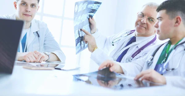 Équipe médicale assise et discutant à table — Photo