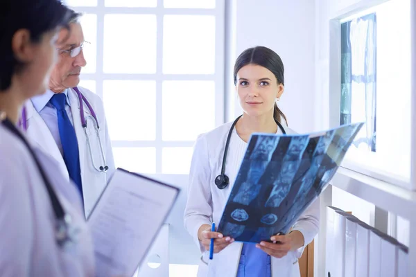 Gruppo di medici che controllano le radiografie in ospedale — Foto Stock