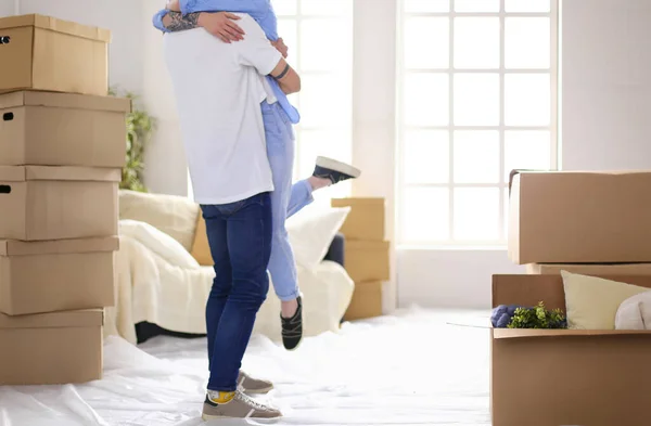 Gelukkig paar knuffelen in hun nieuwe huis — Stockfoto